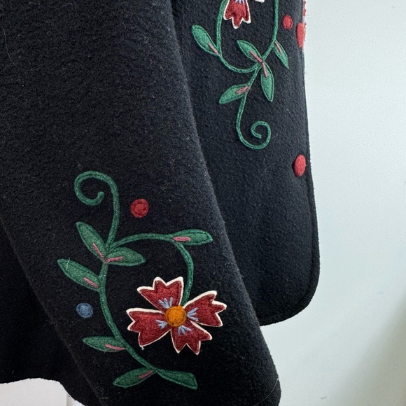 Vintage Floral and Vine Embroidery Black Button Up Jacket, Large. - Picture 4 of 5